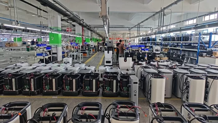 图为齐元清洁机器人的生产车间。